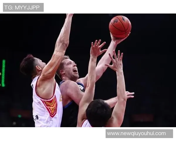 菜鸟埃奇库姆表现出色砍下23分5板4断尼德豪泽贡献6分10板2帽展现实力